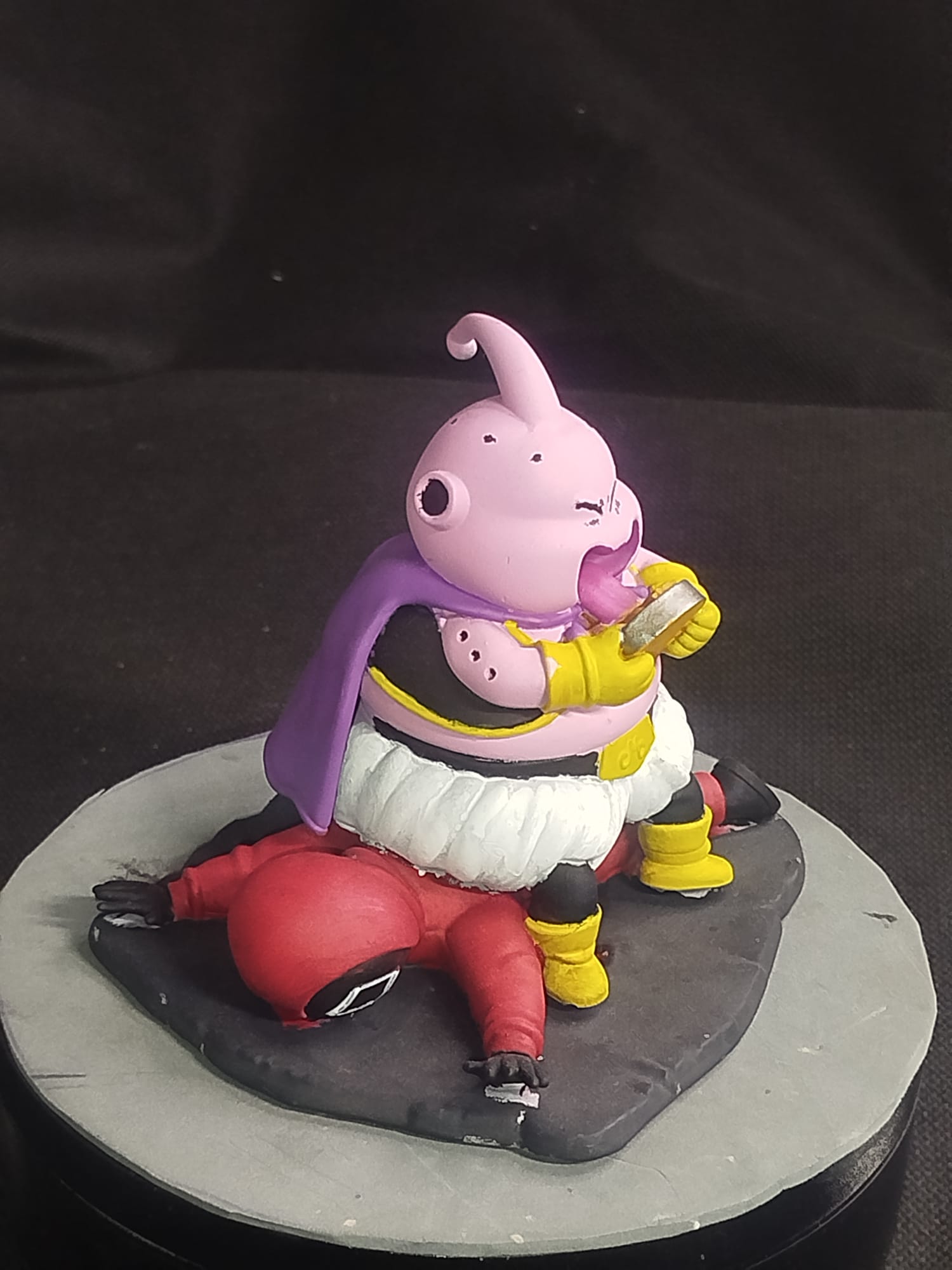 Majin Buu Edición Juego Calamar – StudioMaor | Figura en Resina con Vitrina Incluida | 10 cm | Dragon Ball Z - CreaLuDe3D