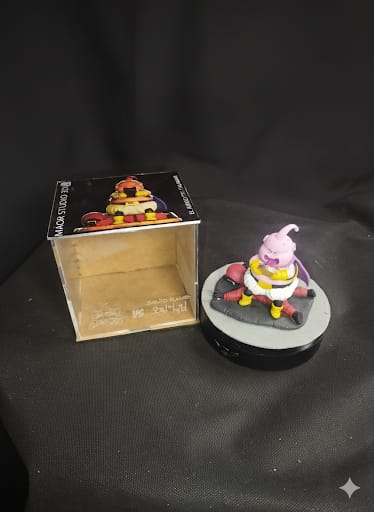 Majin Buu Edición Juego Calamar – StudioMaor | Figura en Resina con Vitrina Incluida | 10 cm | Dragon Ball Z - CreaLuDe3D