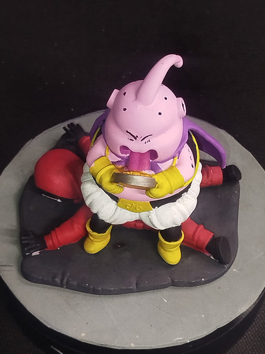 Majin Buu Edición Juego Calamar – StudioMaor | Figura en Resina con Vitrina Incluida | 10 cm | Dragon Ball Z - CreaLuDe3D