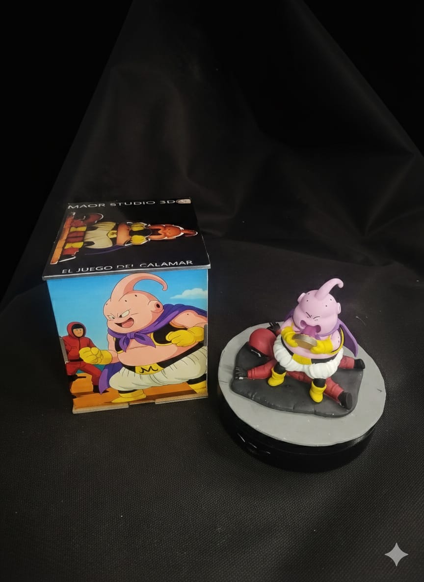 Majin Buu Edición Juego Calamar – StudioMaor | Figura en Resina con Vitrina Incluida | 10 cm | Dragon Ball Z - CreaLuDe3D