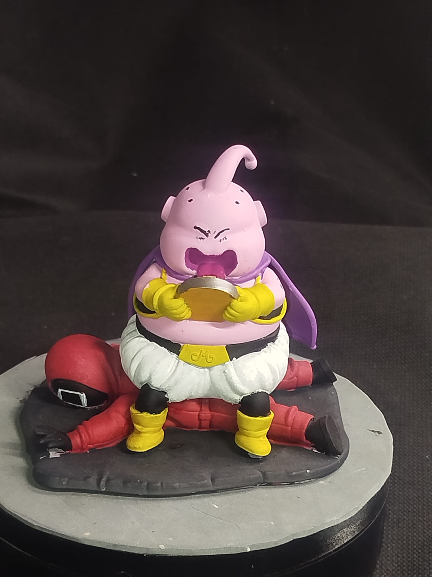 Majin Buu Edición Juego Calamar – StudioMaor | Figura en Resina con Vitrina Incluida | 10 cm | Dragon Ball Z - CreaLuDe3D